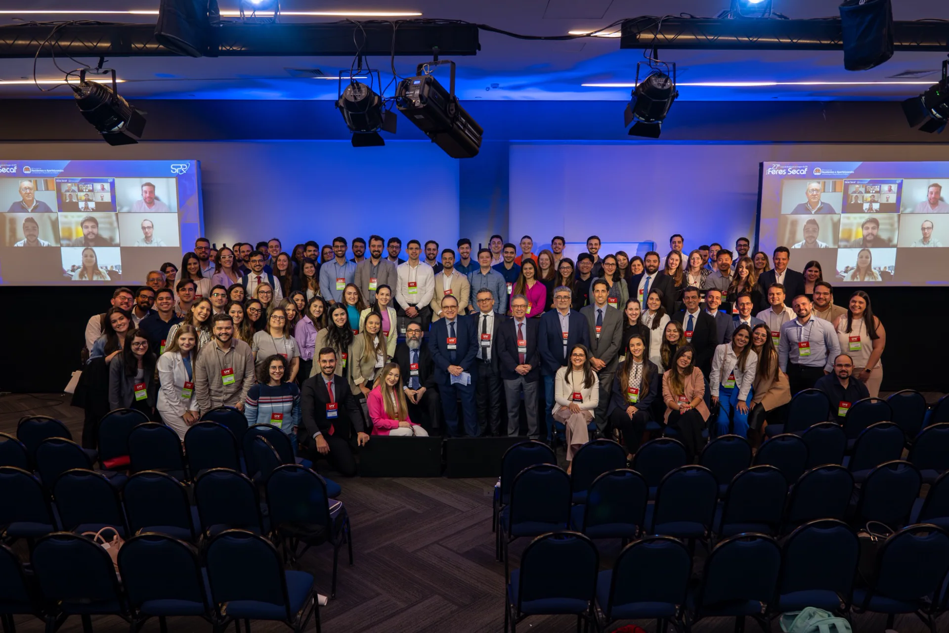 Grupo reunido em conferência corporativa