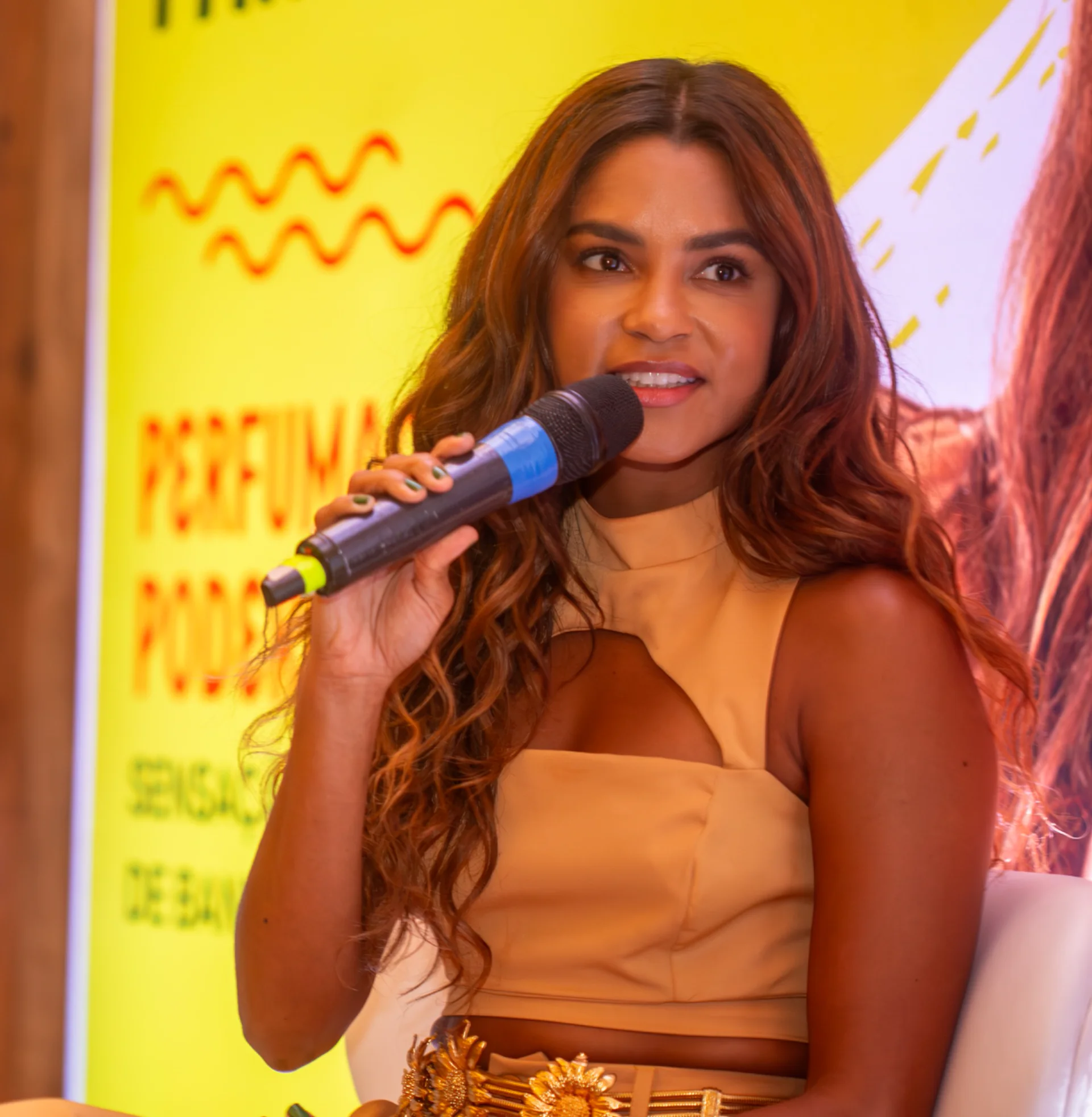 Palestrante falando ao microfone em evento