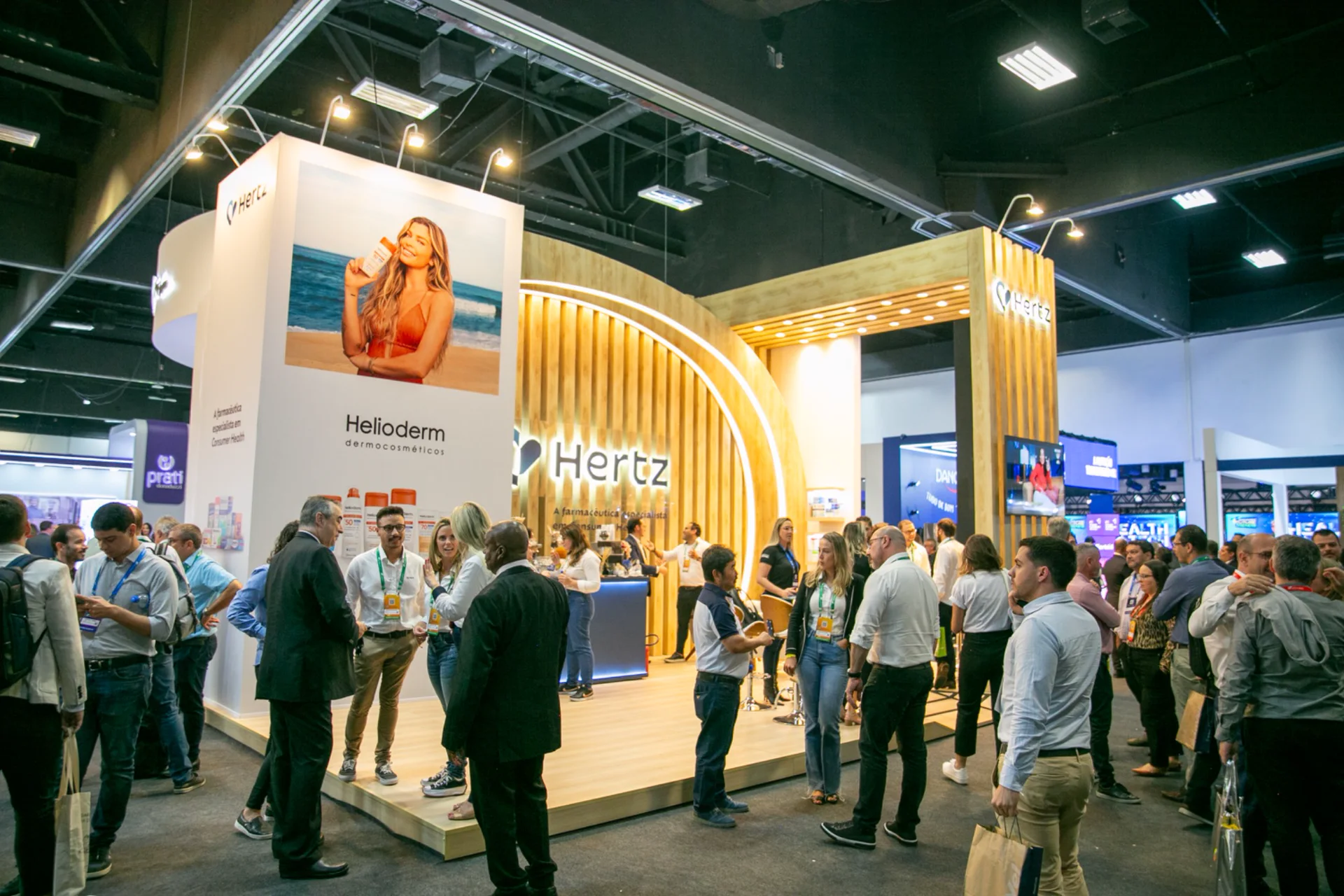 Estande da Hertz em feira corporativa