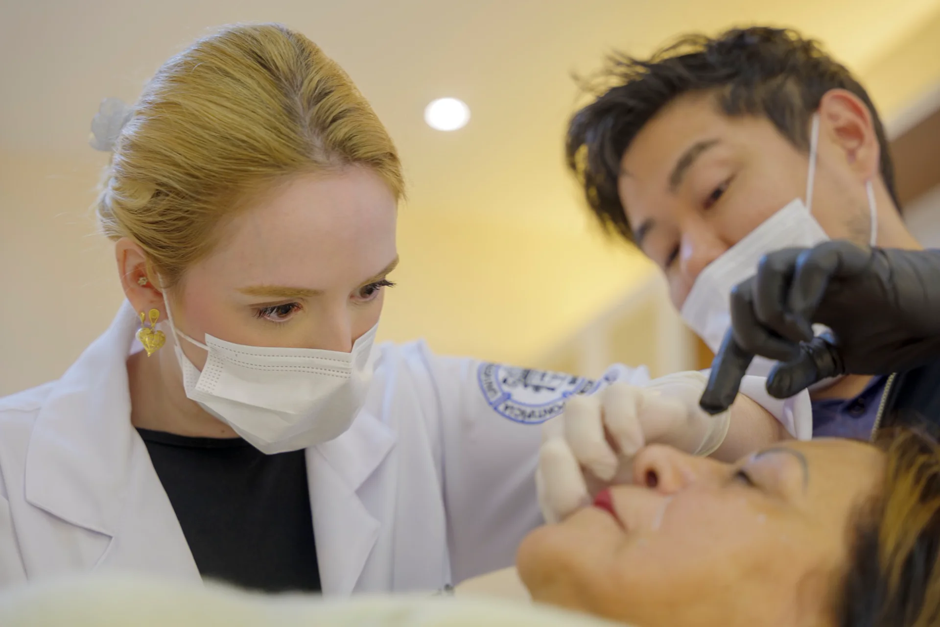 Participantes em workshop prático de estética