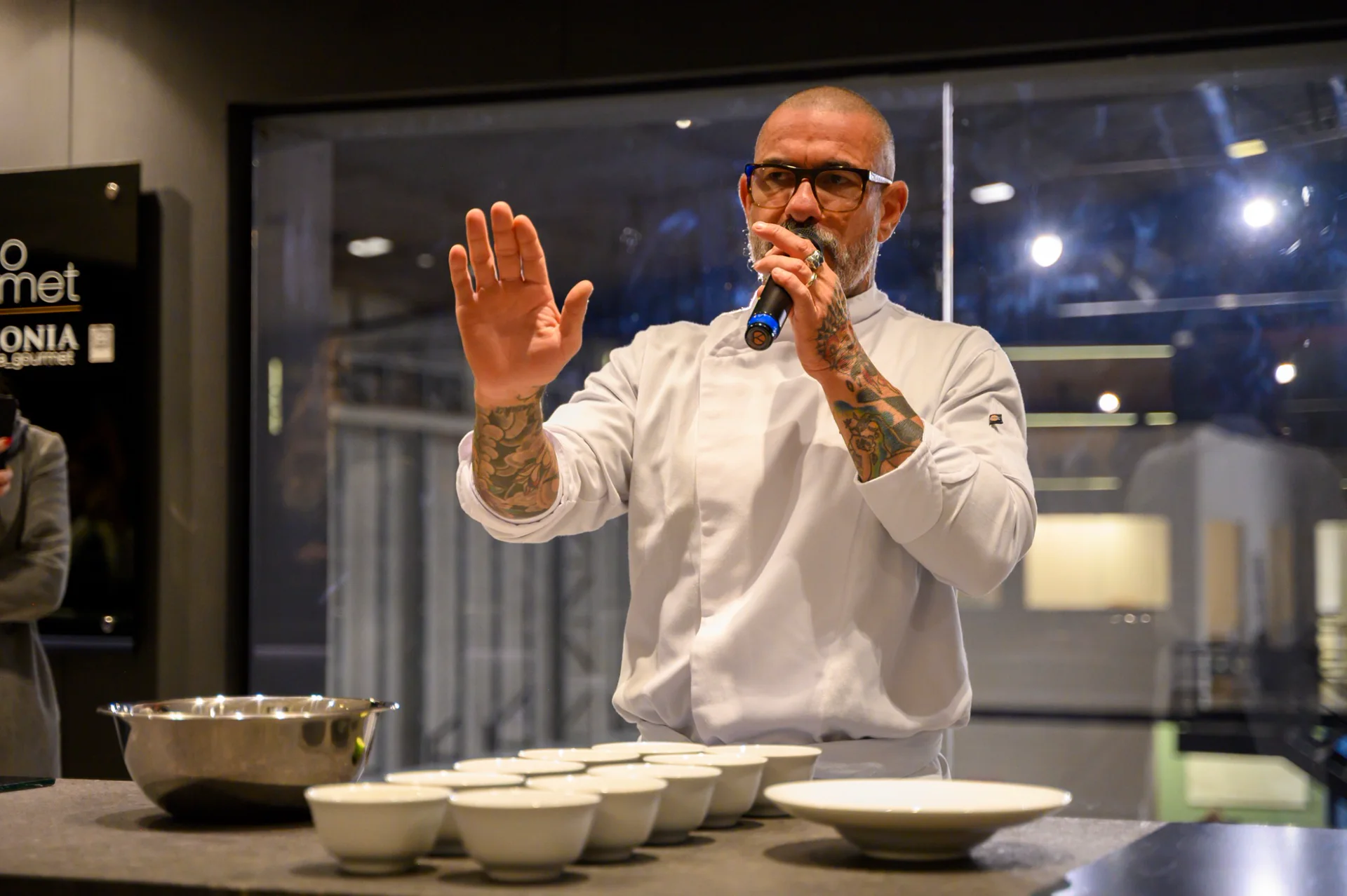 Chef conduzindo experiência gastronômica
