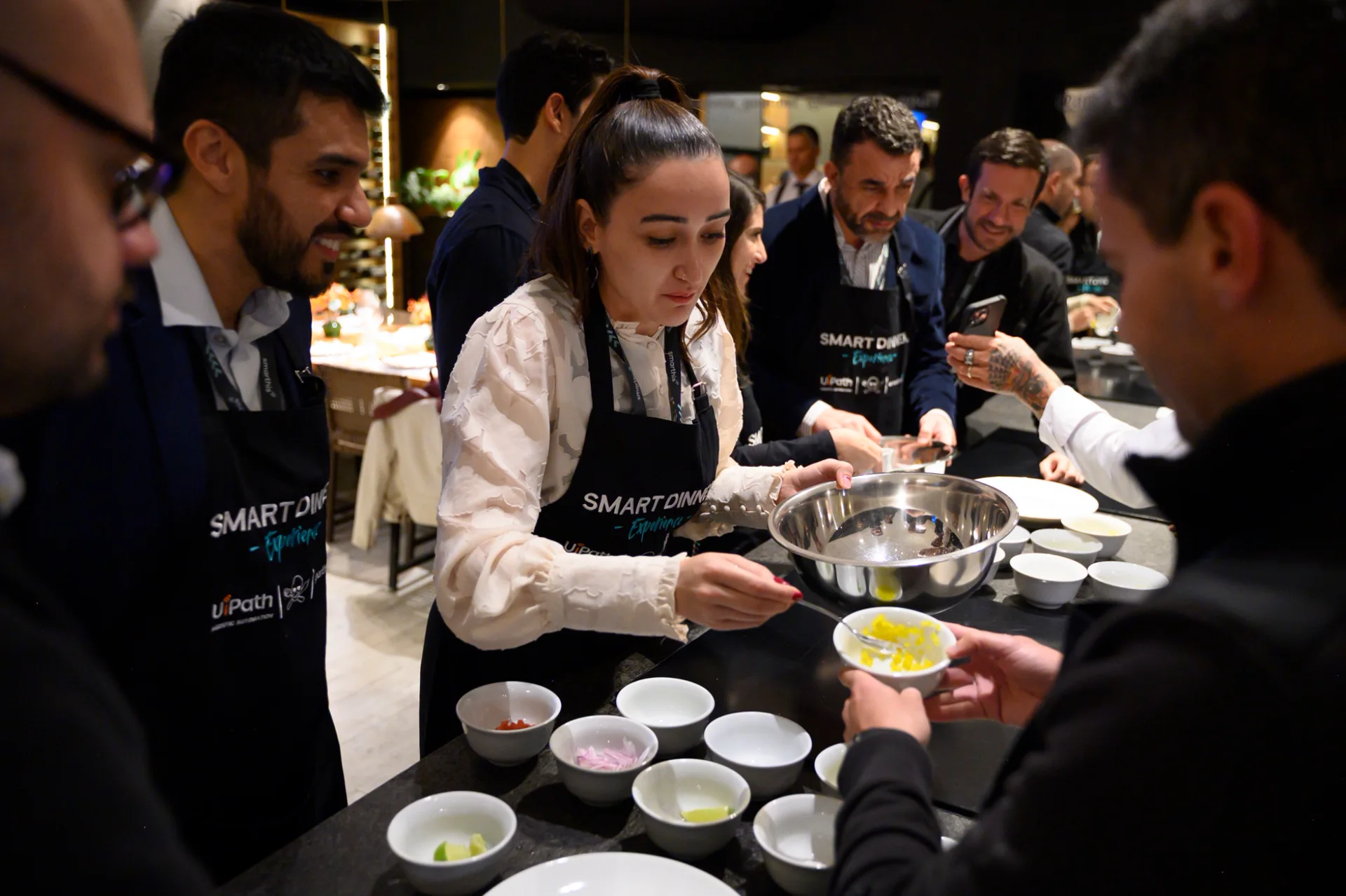 Participantes em experiência gastronômica interativa