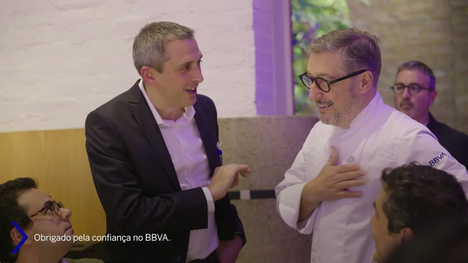 Chef conversando com convidado