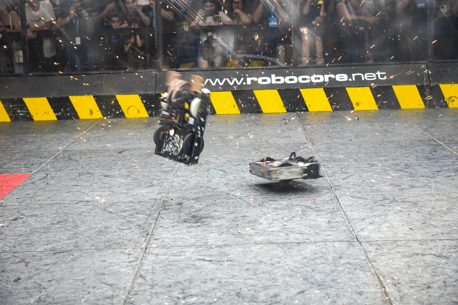 Robôs em combate na arena