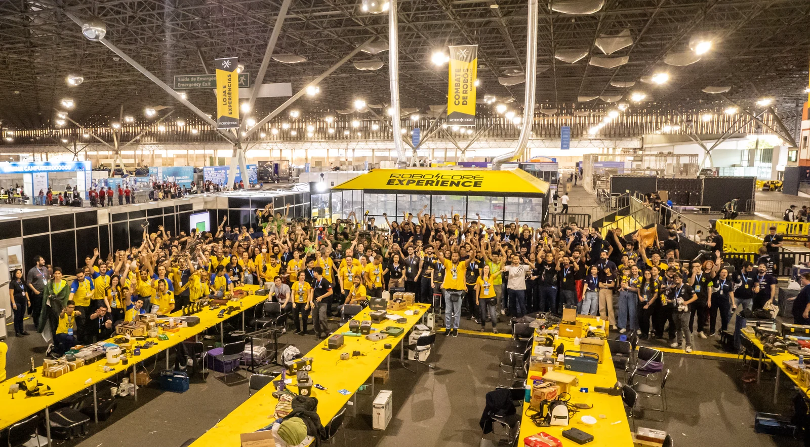 Grande grupo reunido na Robocore Experience